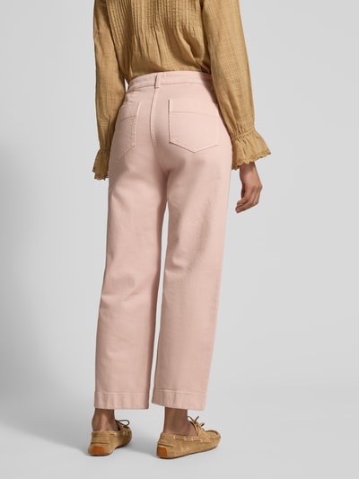 Vrouwenmodel draagt 'Hose mit verkürzter Passform mit aufgesetzten Taschen' van Jake*s Casual in lichtroze, verkorte fit, opgestikte zakken, achterzakken, knoop- en ritssluiting, taillewijdte maat 36: 37 cm, binnenbeenlengte maat 36: 68 cm, geheel van achteren