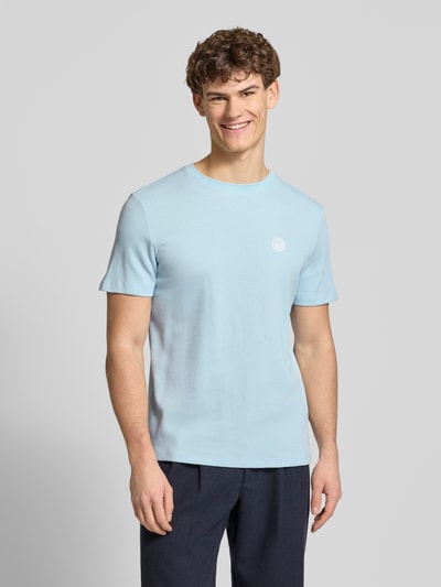 Männermodel trägt Regular Fit T-Shirt mit Strukturmuster Modell 'Kaito' von Blend in Hellblau, Baumwolle, Rundhals, Logo-Detail, Ganzkörperansicht von vorne.