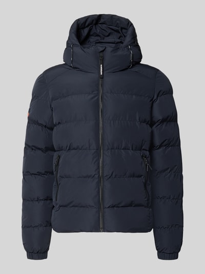 Produktfoto, Steppjacke mit Label-Stitching und Kapuze von Superdry, dunkelblau, seitliche Eingrifftaschen, Reißverschluss, glatte Struktur