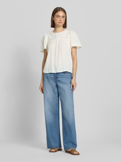 Vrouwenmodel draagt Relaxed Fit blouse uit puur katoen model 'SIKKA' van Pieces, look: effen kleuren, plooidetails, mousseline, blouse met korte mouwen, tuniekkraag, ronde hals, 1-knoopssluiting, ganzekörperaanzicht van voren.
