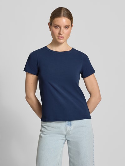 Vrouwenmodel draagt Regular Fit T-shirt uit katoenmix model 'MULTIF' van Weekend Max Mara, look: effen, logoprint, ronde hals, korte mouw, jerseymateriaal. Ganzkörperansicht von voren.