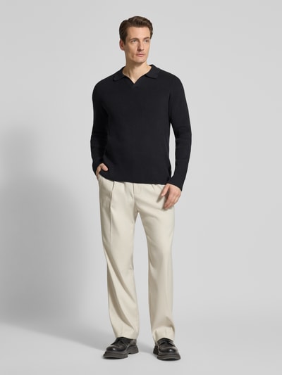 Männermodel trägt Relaxed Fit Strickpullover in Ripp-Optik von Lindbergh, Baumwoll-Mix, Polokragen, V-Ausschnitt, Ganzkörperansicht von vorne