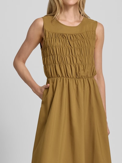 Frauenmodel trägt Damen Midikleid mit V-Ausschnitt Modell 'NETTI' von Soyaconcept, Material-Mix mit Baumwoll-Anteil, Gerader-Schnitt, Nahaufnahme Oberkörper. Rückenlänge Größe S: 124 cm, Brustweite S: 43 cm.