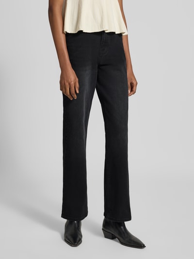 Frauenmodel trägt Relaxed Fit Jeans aus Baumwoll-Mix Modell 'YARA' von Cars Jeans, schwarz, 5-Pocket-Design, Ganzkörperansicht von vorne. Damen Jeans aus Baumwoll-Elasthan-Mix, Knopf- und Reißverschluss, Bundweite 35 cm, Innenbeinlänge 81 cm bei Größe 27/32.
