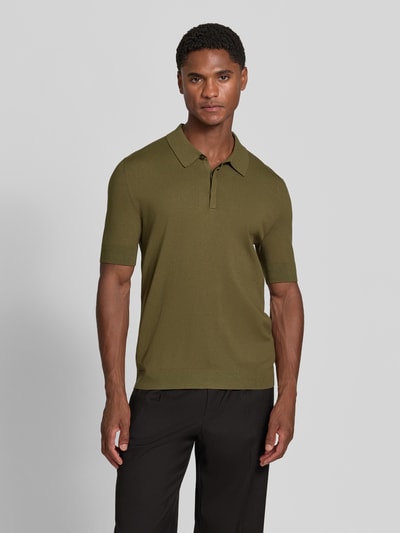 Męski model nosi Regular Fit koszulkę polo z mieszanki wiskozy model 'San Peter-CV' od HUGO, oliwkowa, gładka faktura, Ganzkörperansicht von vorne. Koszulka polo męska od HUGO.