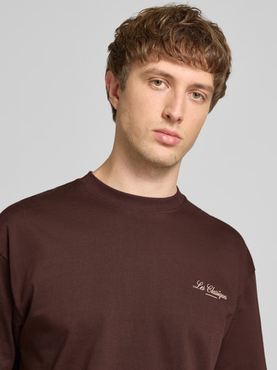 Männermodel trägt Loose Fit T-Shirt aus reiner Baumwolle Modell 'LES CLASSIQUES' von Only & Sons, unifarben, Nahaufnahme Oberkörper.