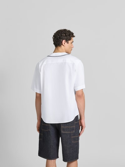 Männermodel trägt Freizeithemd in kurzärmeligem Design von Kenzo aus reiner Baumwolle, Relaxed-Fit, Weiß, Rückenansicht, Ganzkörperansicht Rückansicht.