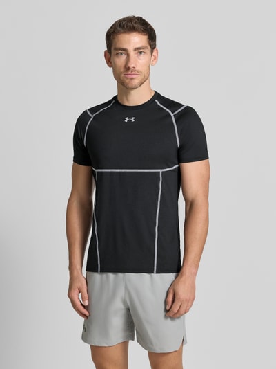 Männermodel trägt T-Shirt mit Logo-Print und Raglanärmel van Under Armour, Materiaalmix met stretch, heren, elite fit, ronde hals, ruglengte maat M 69 cm, ganzkörperansicht van voren