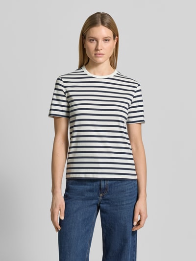 Kobiece model prezentuje T-shirt mit Rundhalsausschnitt od Jake*s Casual z bawełny, prosty krój, okrągły dekolt, rękaw o dł. 1/2, długość tyłu 61 cm, widok całej sylwetki z przodu.