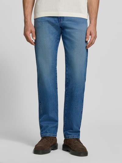Männermodel trägt blaue Regular Fit Bootcut Jeans aus reiner Baumwolle Modell '13MWZ Cowboy' von Wrangler, Herren Straight Fit Jeans, Ganzkörperansicht von vorne.