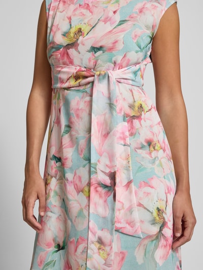Vrouwenmodel draagt Midikleid mit Bindegürtel van Betty Barclay in allover bloemenprint met ceintuur, getailleerde fit, detailopname bovenlichaam.