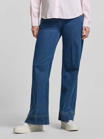 Kobiece modelka nosi Jeans mit seitlichen Knöpfen und Gesäßtaschen od Gant, mieszanka bawełny z dodatkiem streczu, krój regular fit, niebieski, kieszenie z tyłu, szerokość w rozmiarze 27: 35 cm, długość wewnętrzna nogawki w rozmiarze 27: 80 cm, widok na całe ciało z przodu.