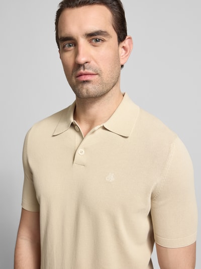 Männermodel trägt Regular Fit Poloshirt aus reiner Baumwolle von Marc O'Polo, Optik: Unifarben, Logo-Stitching, Nahaufnahme Oberkörper.
