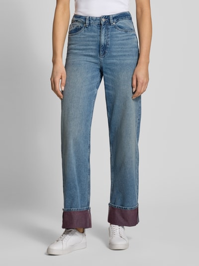 Frauenmodel trägt Wide Leg Jeans aus reiner Baumwolle Modell 'LINOU' von Tom Tailor Denim, 5-Pocket-Design, Denim, Ganzkörperansicht von vorne.