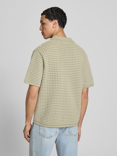 Männermodel trägt Regular Fit Poloshirt mit V-Ausschnitt von Jack & Jones, Reine Baumwolle, Strickshirt, Rückenlänge 67 cm, Ganzkörperansicht Rückansicht