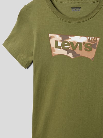 Levi’s® Kids T-shirt z nadrukiem z logo model ‘CAMO BATWING FILL TEE’ Oliwkowy 2