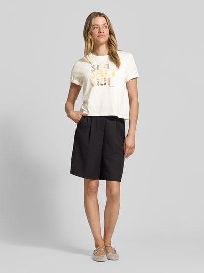 Frauenmodel trägt T-Shirt mit Motiv-Print von Marc Cain in Offwhite, Baumwolle, Regular Fit, Rundhalsausschnitt, Vorderansicht Ganzkörperansicht