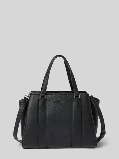 Produktfoto, schwarze Handtasche in Leder-Optik Modell 'Nelma' von Seidenfelt, geteiltes Hauptfach, Logo-Detail, strukturierte Oberfläche