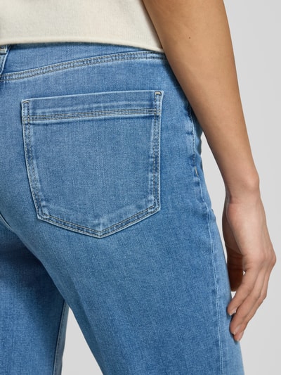 Frauenmodel trägt Straight Fit Jeans mit Gesäßtaschen Modell 'Carie' von Someday, aus elastischem Baumwoll-Mix, Detailaufnahme