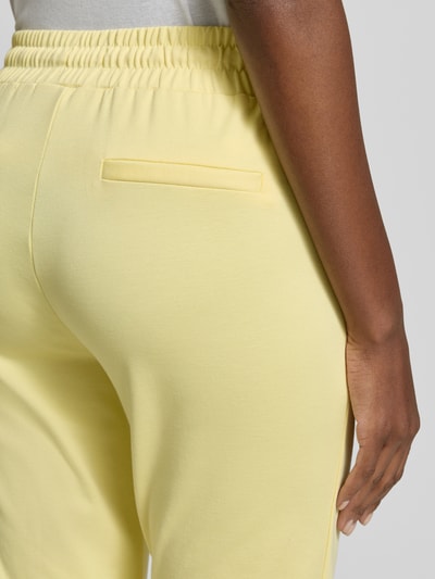 Frauenmodel trägt Hose mit elastischem Bund Modell 'KATE' von ICHI, gelb, Material-Mix mit Viskose-Anteil, Detailaufnahme Rückansicht.