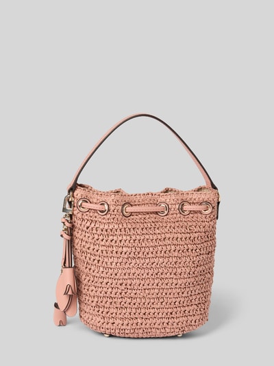 Productfoto, Handtasche in Flecht-Optik Modell 'Ofelia' van Guess, roze vlechtstructuur, papieren materiaal, logo, afneembare schouderriem, magneetsluiting, hoofdvak, 22x20x13 cm, schouderriem 114 cm