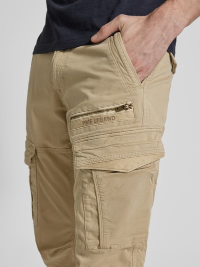 Männermodel trägt Cargohose mit Label-Stitching von PME Legend, Material-Mix mit Stretch-Anteil, Cargotaschen, Nahaufnahme Oberschenkel.