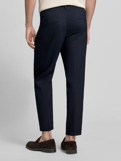 Männermodel trägt Hose mit Bügelfalte und elastischem Bund Modell 'CHASY' von Drykorn, Dunkelblau, Leinen-Mix mit Viskose-Anteil, Slim-Fit, Gesäßtaschen, Ganzkörperansicht Rückansicht. Kontext: HOSE, Herren, Knopf-Reißverschluss, Eingrifftaschen, Bundweite 44 cm, Innenbeinlänge 66 cm, Größe 32/32.