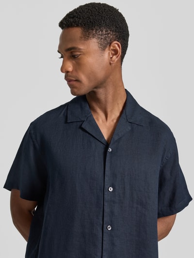 Männermodel trägt Regular Fit Leinenhemd Modell 'LAWRENCE' von Jack & Jones Premium, Reines Leinen, Reverskragen, Knopfleiste, Nahaufnahme Oberkörper