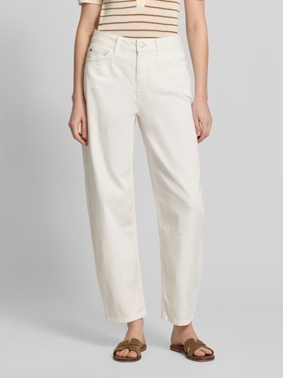 Frauenmodel trägt Barrel Jeans im 5-Pocket-Design Modell 'MARI Clear' von OPUS PANTS, cremefarben, Baumwoll-Mix, Ganzkörperansicht von vorne.