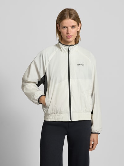 Calvin Klein Jeans Kurtka o kroju regular fit z wyhaftowanym logo model ‘Retro’ Écru 4