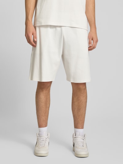 REVIEW Straight Fit Sweatshorts mit Strukturmuster Offwhite 4