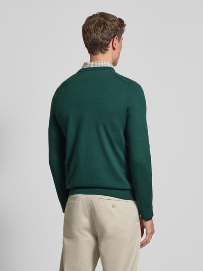 Christian Berg Men Sweter z dzianiny z mieszanki wełny merino z dekoltem w serek Butelkowy zielony 5