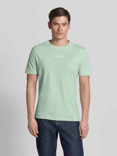 Männermodel trägt Regular Fit T-Shirt aus reiner Baumwolle von s.Oliver RED LABEL in Optik: Unifarben, Kurzarm, Rundhals, Jersey, Ganzkörperansicht von vorne.