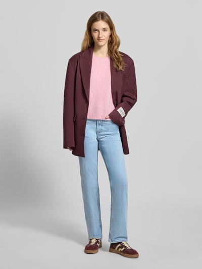 Modelka nosi Sli Fit Jeans mit 5-Pocket-Design od Calvin Klein Jeans, niebieski bawełniany miks ze stretchem, krój prosty, szerokość w rozmiarze 27/32: 35 cm, długość wewnętrzna nogawki: 76 cm, całkowity widok z przodu.