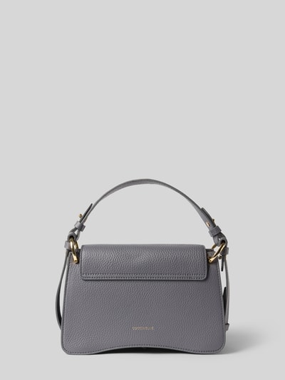 Produktfoto, Shoulder Bag mit Strukturmuster von Coccinelle in Grau, geteiltes Hauptfach, Überschlag, Logo-Detail, strukturierte Oberfläche
