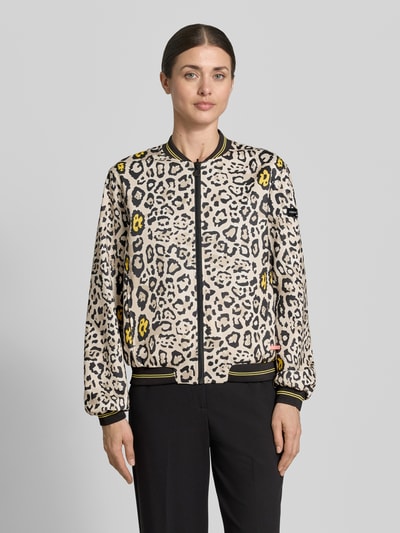 Frauenmodel trägt Blouson mit Eingrifftaschen Modell 'SUZY BLUE' von Frieda & Freddies im Animal-Print, Material-Mix mit Stretch-Anteil, Loose-Fit, Stehkragen, Reißverschluss, Label-Detail, elastische Abschlüsse, Beige mit schwarzen und gelben Akzenten, Ganzkörperansicht von vorne.