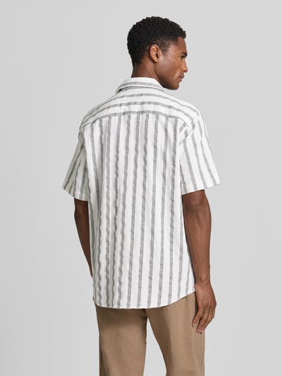 Männermodel trägt Regular Fit Freizeithemd aus reiner Baumwolle von Tom Tailor mit weißen und grauen Streifen, Ganzkörperansicht Rückansicht.