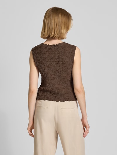 Vrouwenmodel draagt Top mit Strukturmuster und Rundhalsausschnitt van Jake*s Collection in bruin, slim fit, katoenmix met stretch, ruglengte 47 cm, structuurpatroon, achterkantaanzicht, volledige lichaamsweergave.