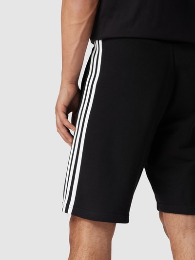 adidas Originals Szorty z dzianiny dresowej z paskami w kontrastowym kolorze Czarny 3