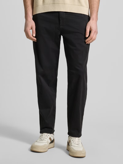 Mannenmodel draagt chino met steekzakken model 'PEPE' van Casual Friday, regular fit, zwarte stof, knoop- en ritssluiting, binnenbeenlengte maat 32/32: 72 cm, bandwijdte 44 cm, vooraanzicht van het onderlichaam.