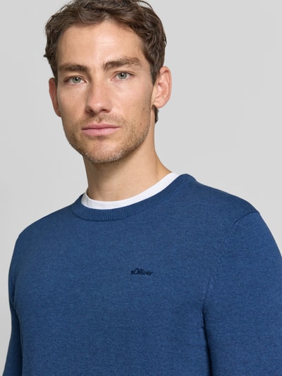 Männermodel trägt Regular Fit Pillover aus reiner Baumwolle von s.Oliver RED LABEL in Blau mit feiner Strickstruktur, Nahaufnahme Oberkörper.