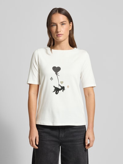 Frauenmodel trägt T-Shirt mit Motiv-Print von More & More, Weiß mit Kartenmotiv, Baumwoll-Modal-Mix mit Stretch-Anteil, Regular-Fit, gerippter Rundhalsausschnitt, Rückenlänge bei Größe 36: 56 cm, Ganzkörperansicht von vorne.