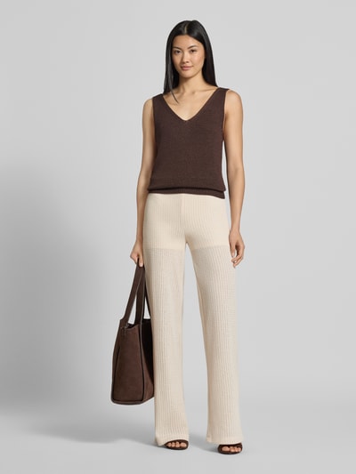 Frauenmodel trägt Weite Hose mit Baumwoll-Anteil Modell 'SC-GINGER 2' von Soyaconcept in Beige mit strukturierter Oberfläche, Ganzkörperansicht von vorne, Damen Weite Hose von Soyaconcept.