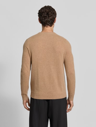 Männermodel trägt Kaschmirpullover mit gerippten Abschlüssen von Christian Berg Men in Beige, gerade geschnitten, Rückenansicht, Ganzkörperansicht Rückansicht. Reines Kaschmir, Rundhalsausschnitt, gerippte Abschlüsse, Rückenlänge und Ärmellänge bei Größe M je 72 cm.