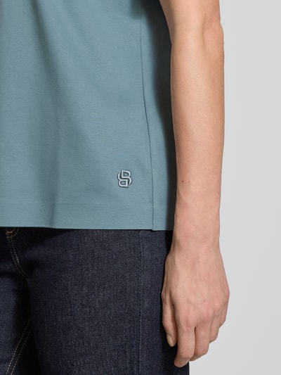 Frauenmodel trägt Relaxed Fit T-Shirt aus reiner Baumwolle Modell 'EHARPA' von BOSS in unifarbenem Design mit Label Stitching, Nahaufnahme Oberkörper.