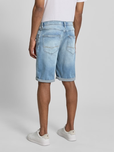 Männermodel trägt Bermudas im 5-Pocket-Design mit Aufschlag von Christian Berg Men, hellblau, Baumwoll-Mix, Straight Fit, Ganzkörperansicht Rückansicht.