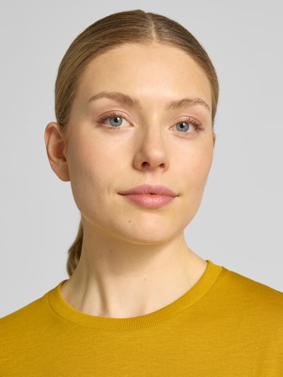 Modelka damska nosi T-Shirt aus Lyocell-Baumwoll-Mix mit Rundhalsausschnitt von Windsor, żółty, krój regular fit, półrękaw, zbliżenie na górną część ciała