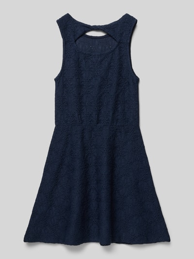 Produktfoto, Tailliertes Freizeitkleid mit Lochstickmuster von s.Oliver RED LABEL, jednokolorowy granat, krój taliowany, okrągły dekolt, szerokie ramiączka, wycięcie na plecach, wyhaftowany wzór, wyraźna tekstura tkaniny