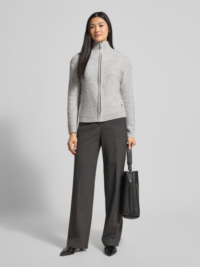 Frauenmodel trägt Strickjacke mit Stehkragen Modell 'Jo44sy' von ZABAIONE, grau meliert, Reißverschluss, Regular Fit, Ganzkörperansicht von vorne