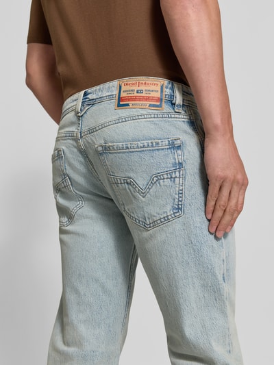 Mannenmodel draagt Straight Fit Jeans uit katoenmix van Diesel, lichtblauw, 5-pocketmodel, logodetail, knoop- en ritssluiting, detailopname rugaanzicht.